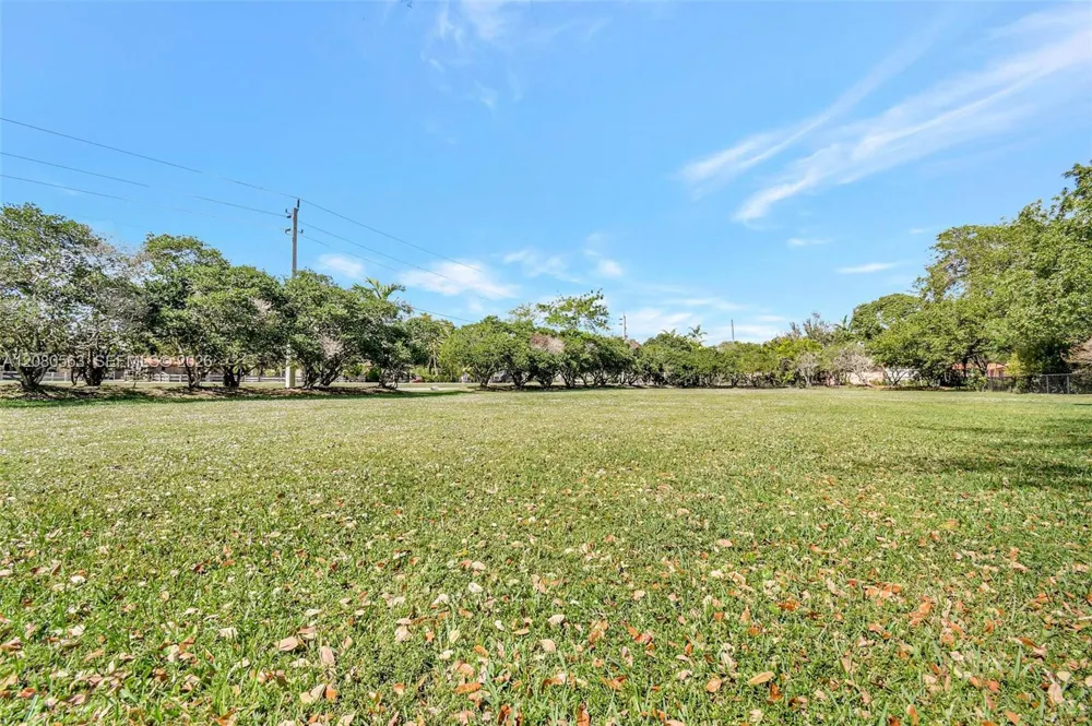 28 SW Street Davie, FL 33330