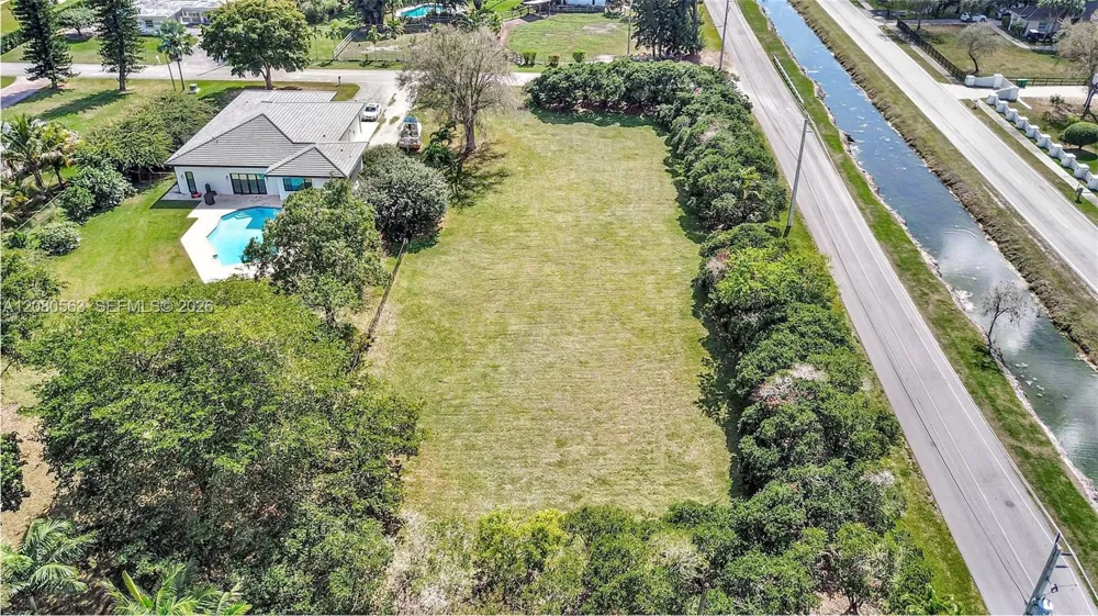 28 SW Street Davie, FL 33330
