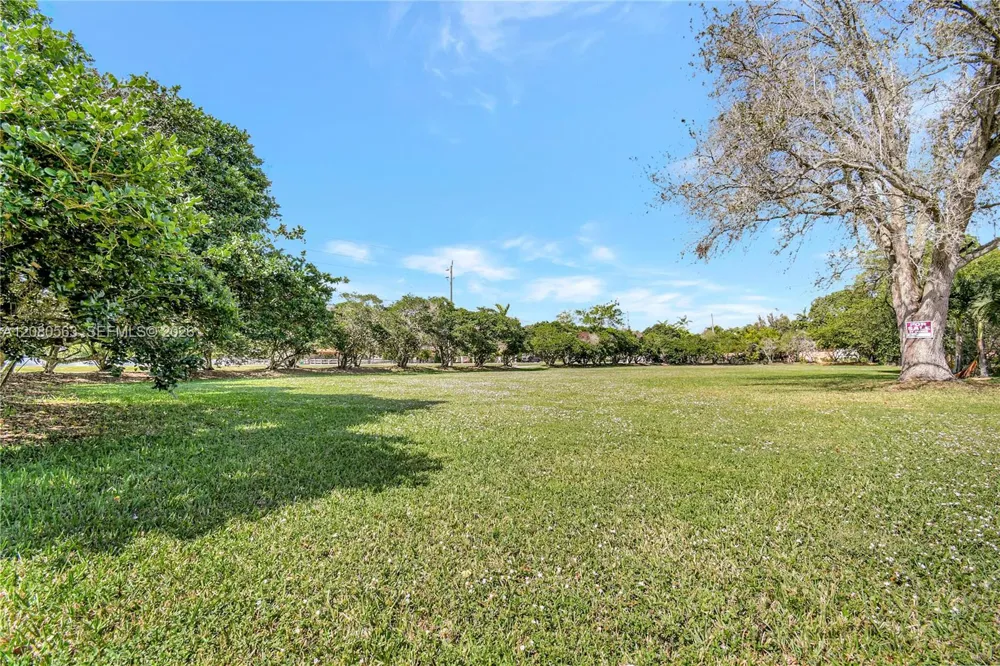 28 SW Street Davie, FL 33330