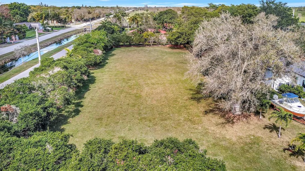28 SW Street Davie, FL 33330