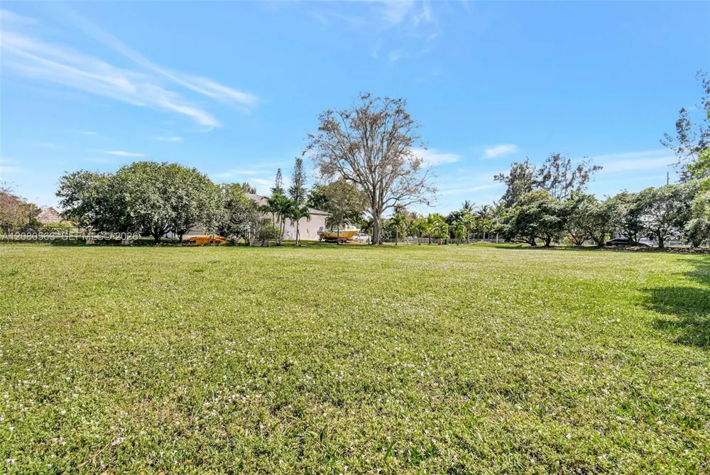 28 SW Street Davie, FL 33330