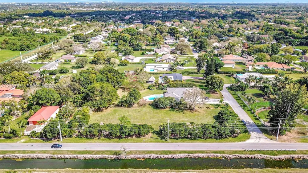 28 SW Street Davie, FL 33330