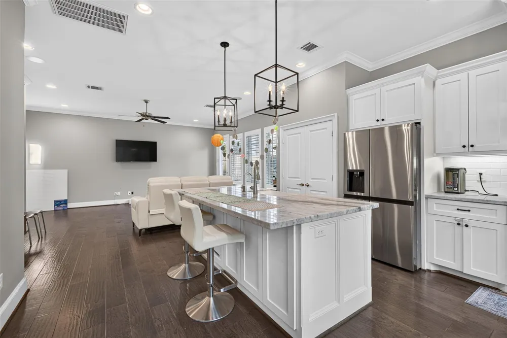 2502 Radcliffe Street Houston, TX 77007