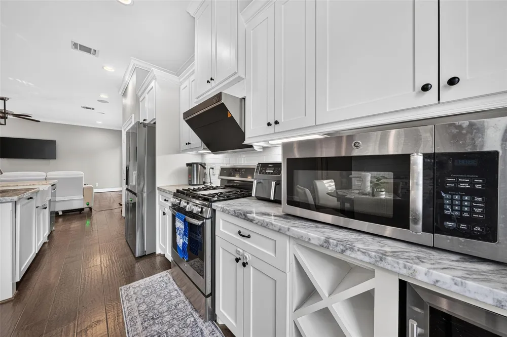 2502 Radcliffe Street Houston, TX 77007