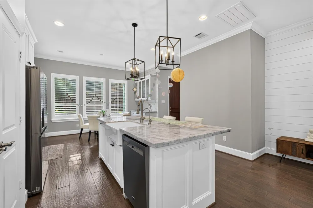 2502 Radcliffe Street Houston, TX 77007