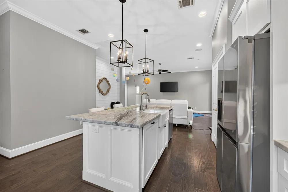 2502 Radcliffe Street Houston, TX 77007