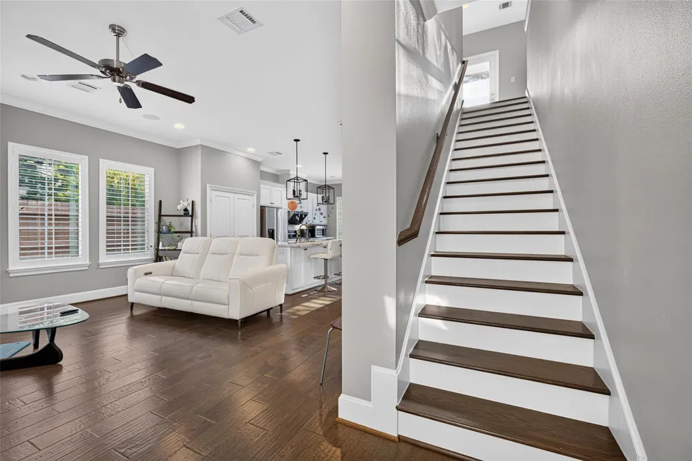 2502 Radcliffe Street Houston, TX 77007