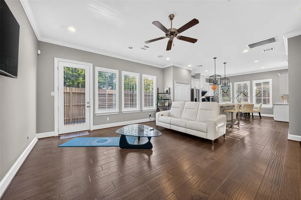 2502 Radcliffe Street Houston, TX 77007