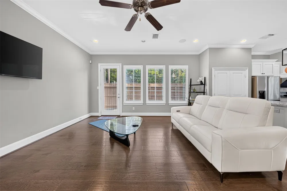 2502 Radcliffe Street Houston, TX 77007