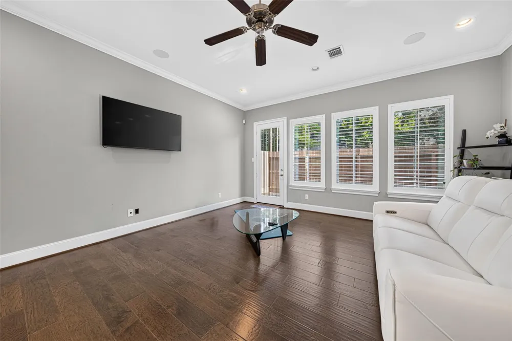 2502 Radcliffe Street Houston, TX 77007