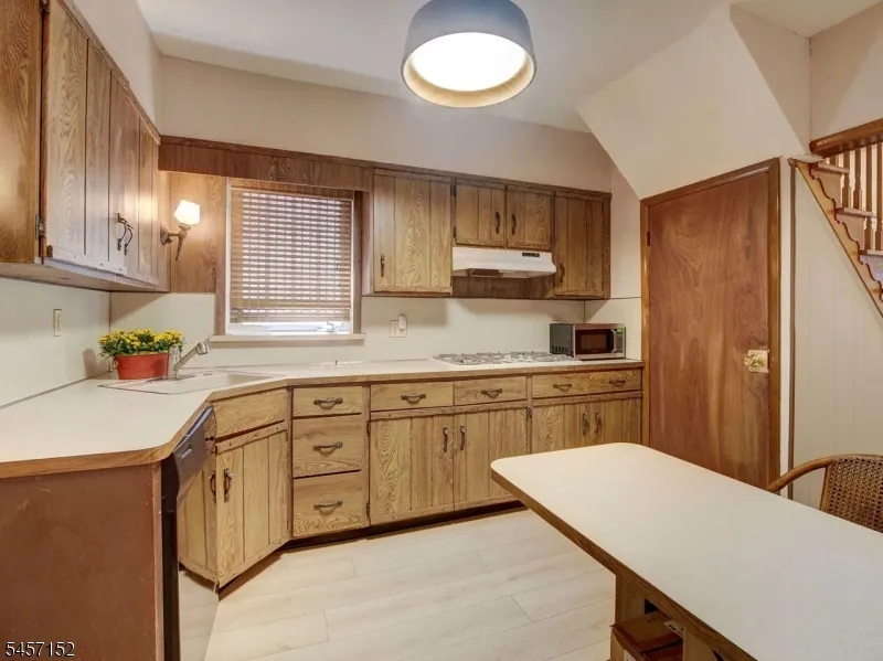 320 E 1St Ave Roselle, NJ 07203