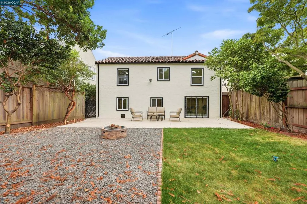 5672 Carberry Avenue Oakland, CA 94609