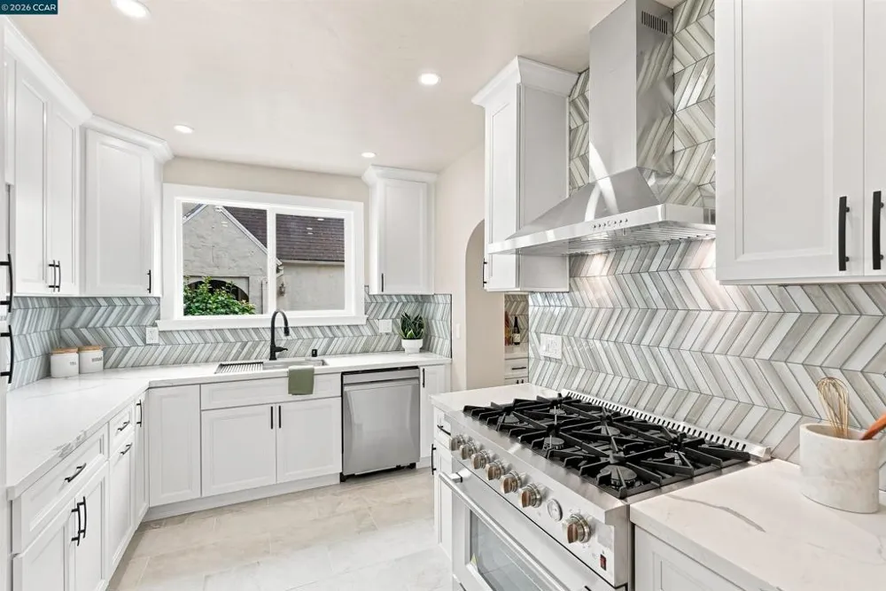 5672 Carberry Avenue Oakland, CA 94609
