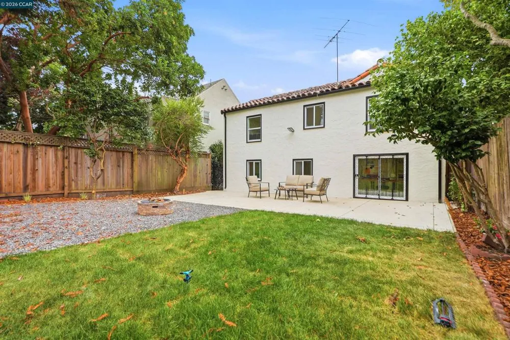 5672 Carberry Avenue Oakland, CA 94609