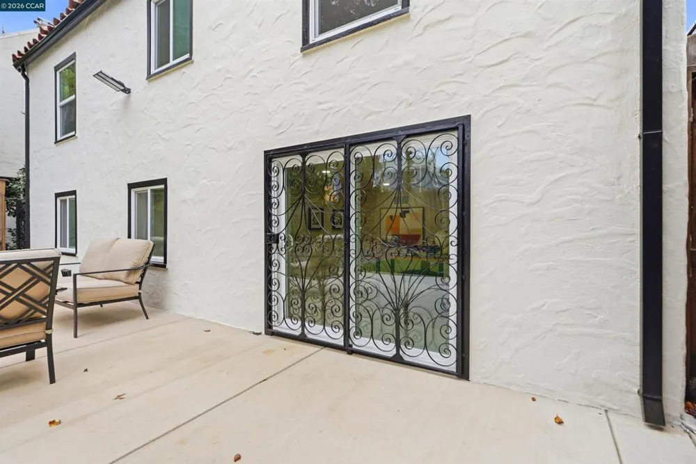 5672 Carberry Avenue Oakland, CA 94609