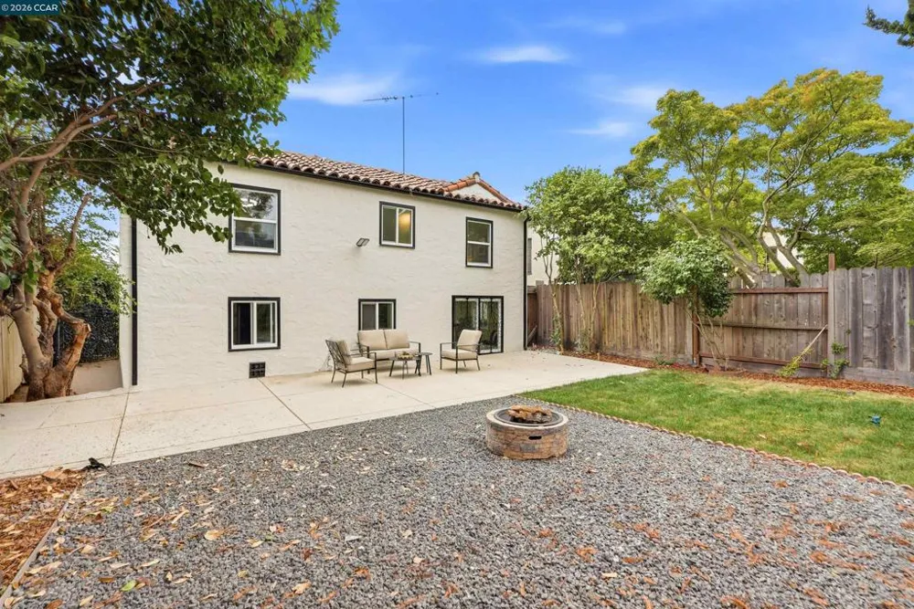5672 Carberry Avenue Oakland, CA 94609