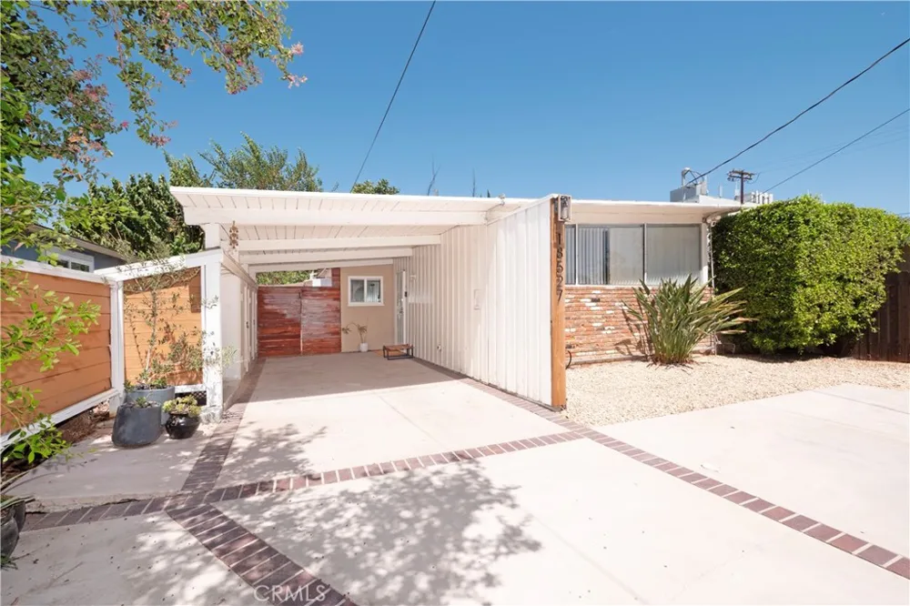 18527 Napa Street Northridge, CA 91324