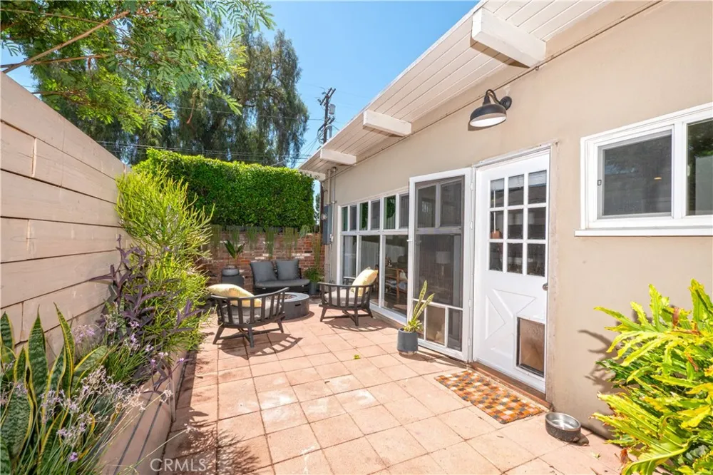 18527 Napa Street Northridge, CA 91324