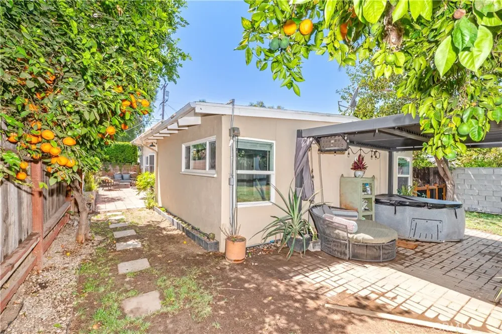 18527 Napa Street Northridge, CA 91324