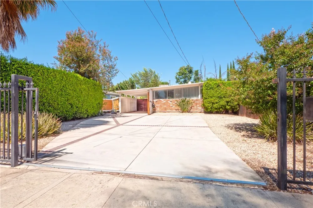 18527 Napa Street Northridge, CA 91324