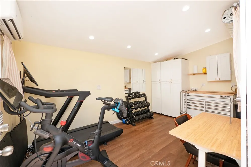 18527 Napa Street Northridge, CA 91324