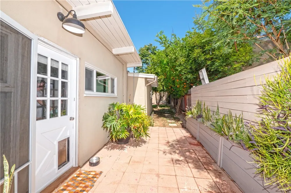 18527 Napa Street Northridge, CA 91324
