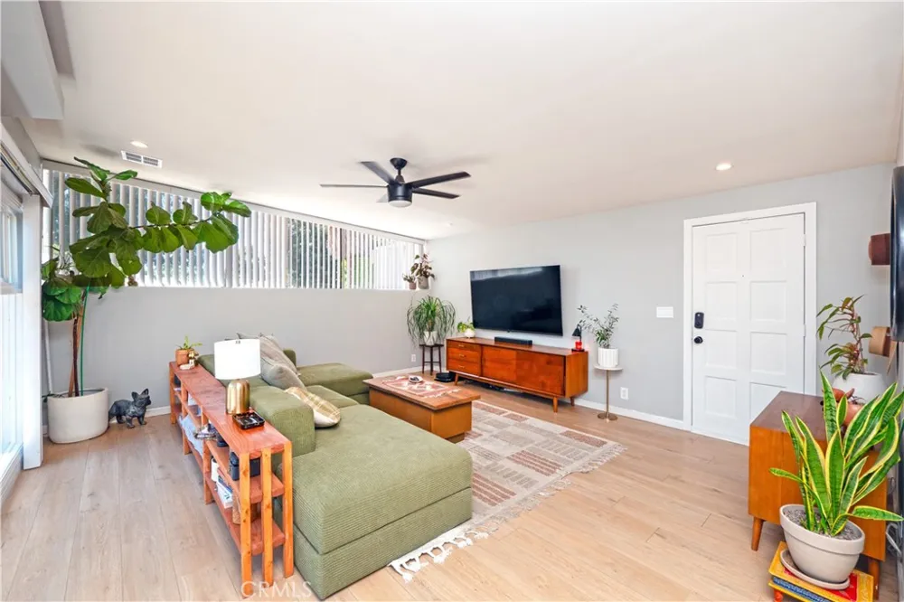 18527 Napa Street Northridge, CA 91324