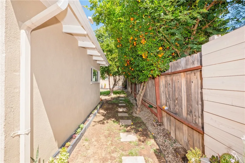 18527 Napa Street Northridge, CA 91324