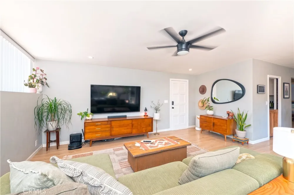 18527 Napa Street Northridge, CA 91324