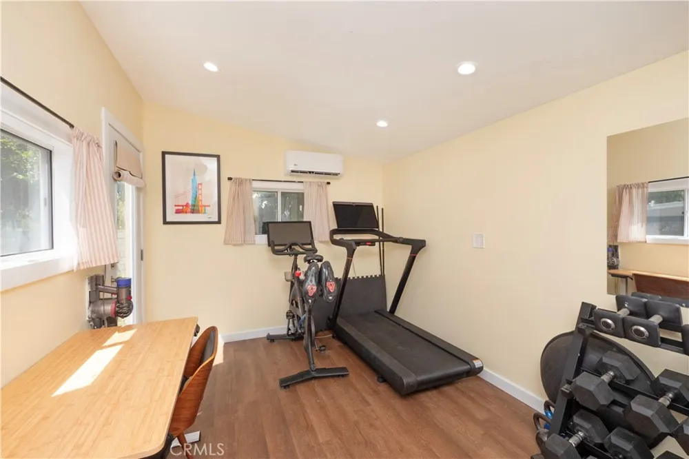 18527 Napa Street Northridge, CA 91324