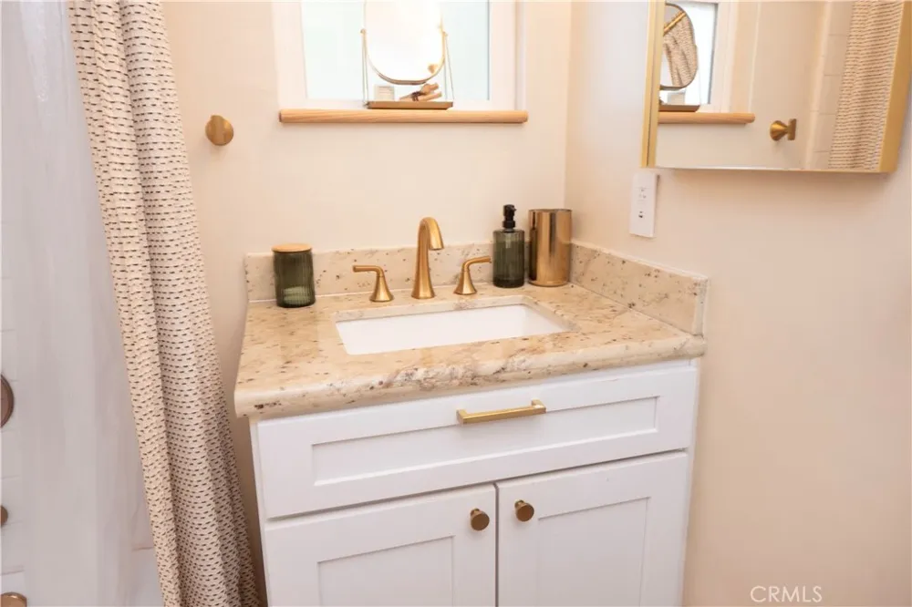 18527 Napa Street Northridge, CA 91324