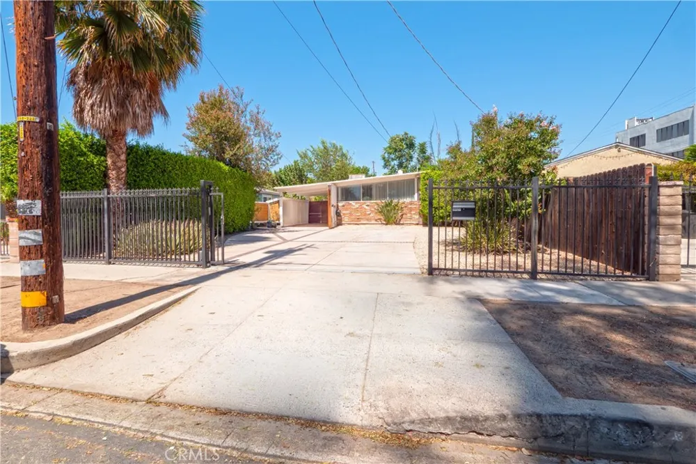 18527 Napa Street Northridge, CA 91324