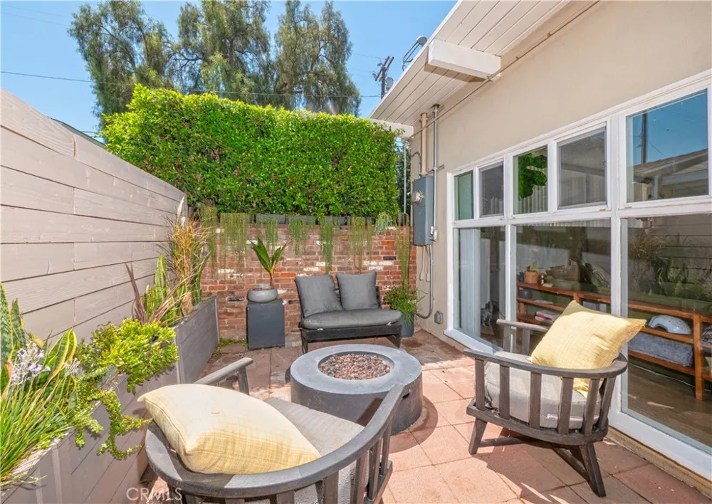 18527 Napa Street Northridge, CA 91324