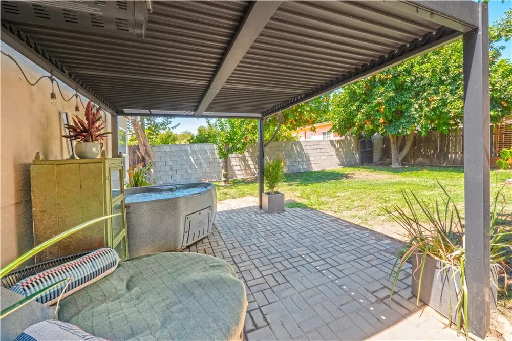 18527 Napa Street Northridge, CA 91324