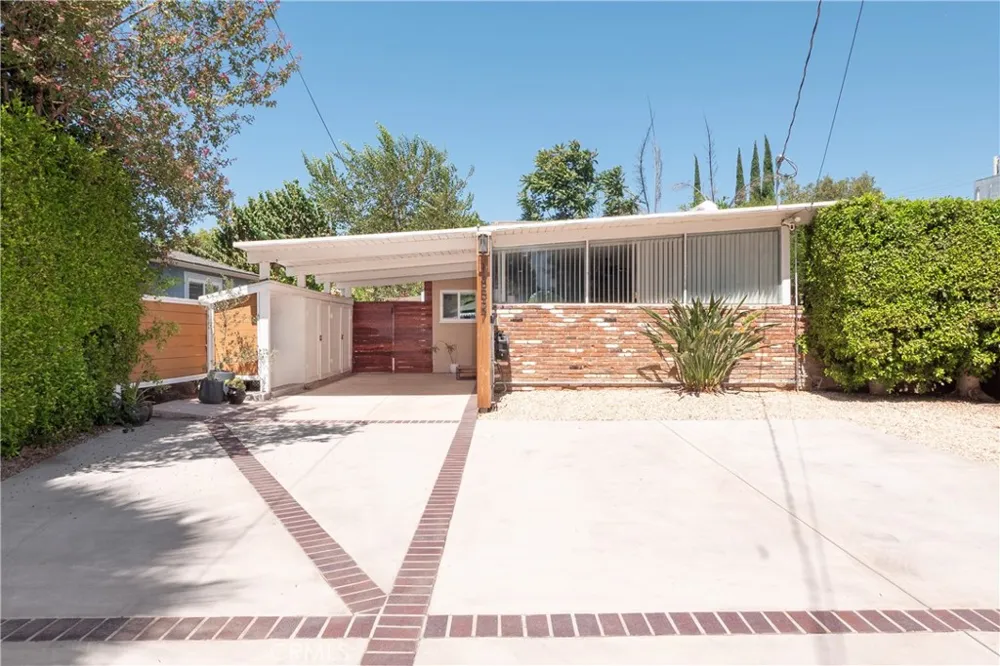 18527 Napa Street Northridge, CA 91324
