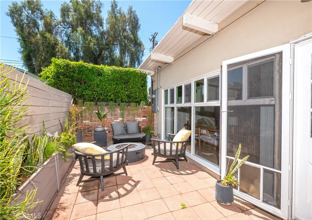 18527 Napa Street Northridge, CA 91324