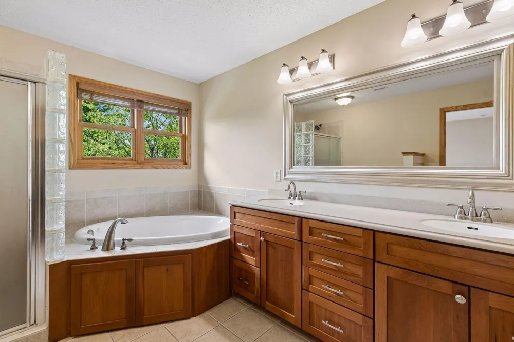 11409 Balsam Way Woodbury, MN 55129