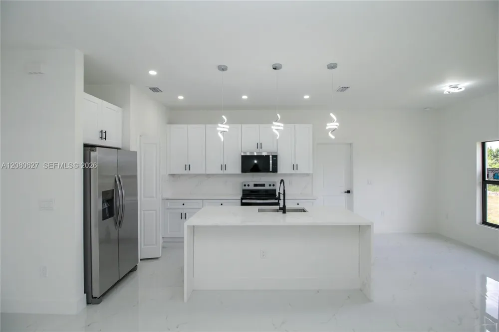 945 COMMODORE ST Lehigh Acres, FL 33974