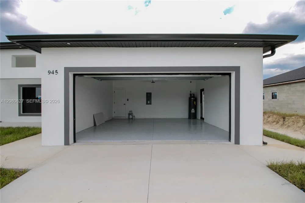 945 COMMODORE ST Lehigh Acres, FL 33974