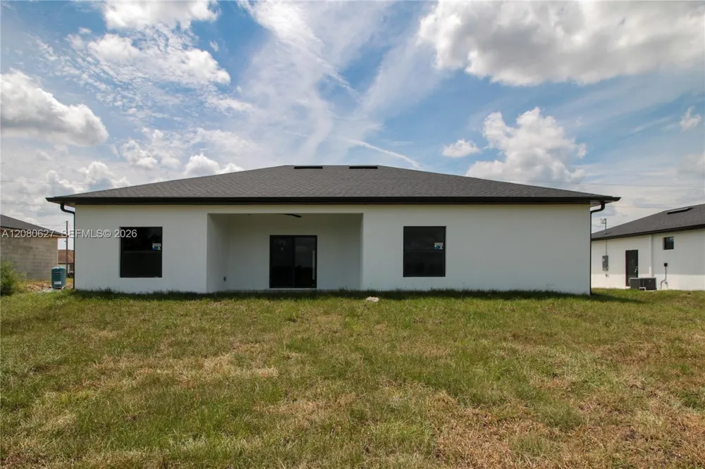 945 COMMODORE ST Lehigh Acres, FL 33974