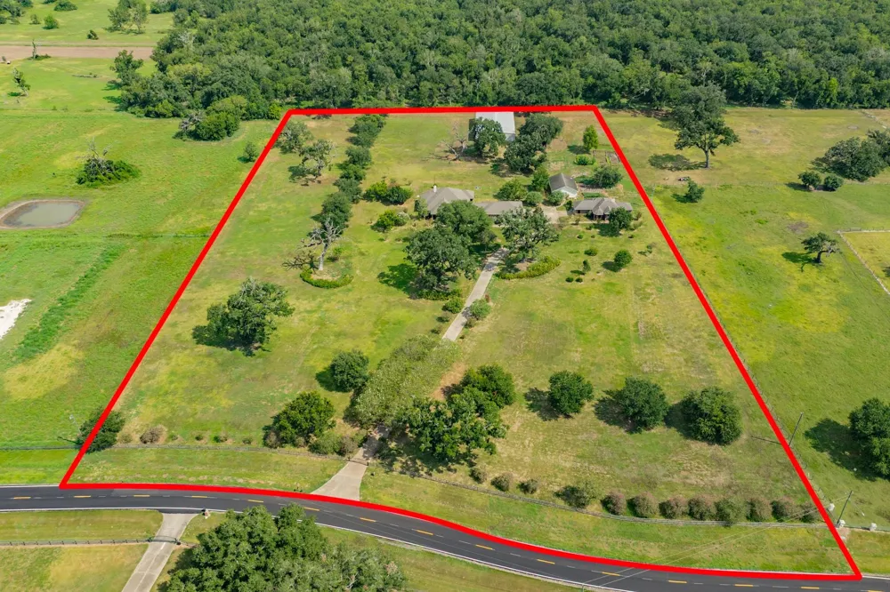 2418 Majestic Oaks Court Rosharon, TX 77583