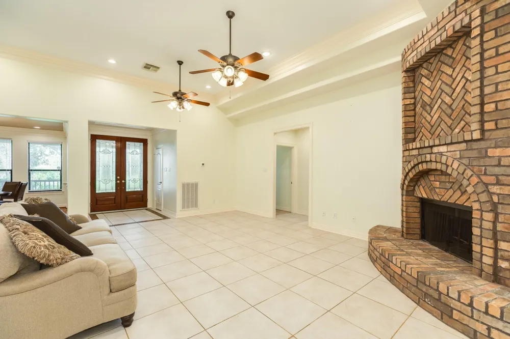 2418 Majestic Oaks Court Rosharon, TX 77583