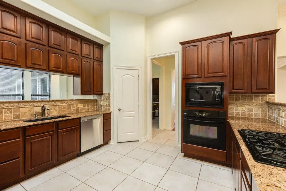 2418 Majestic Oaks Court Rosharon, TX 77583