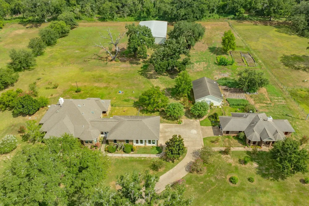 2418 Majestic Oaks Court Rosharon, TX 77583