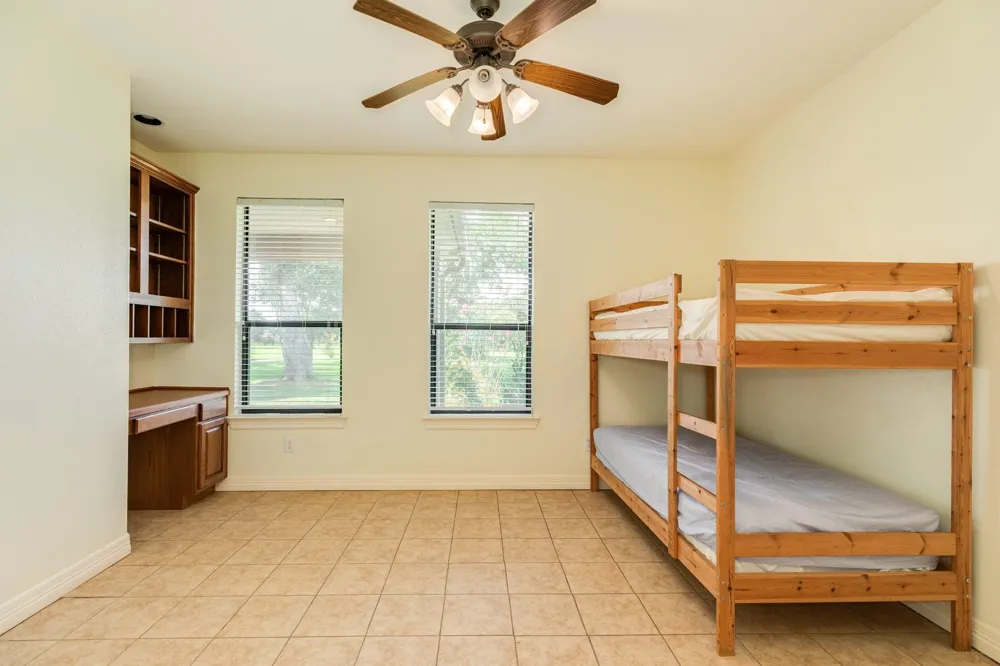 2418 Majestic Oaks Court Rosharon, TX 77583