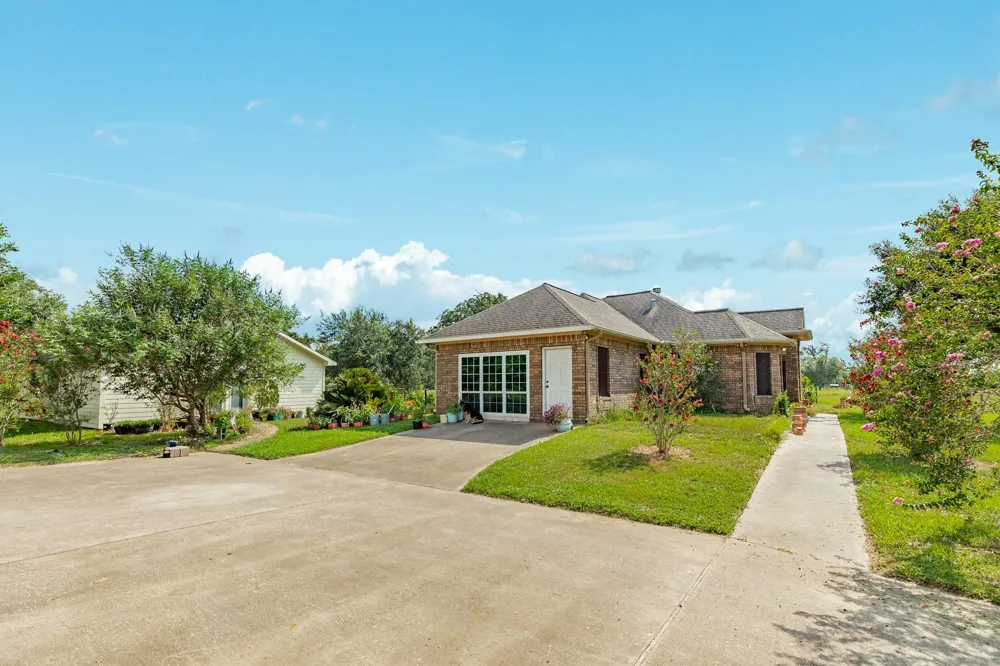 2418 Majestic Oaks Court Rosharon, TX 77583