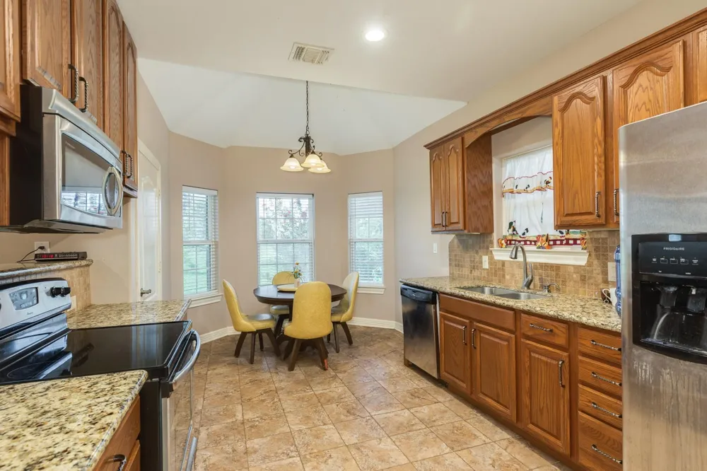 2418 Majestic Oaks Court Rosharon, TX 77583