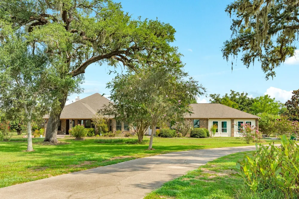 2418 Majestic Oaks Court Rosharon, TX 77583