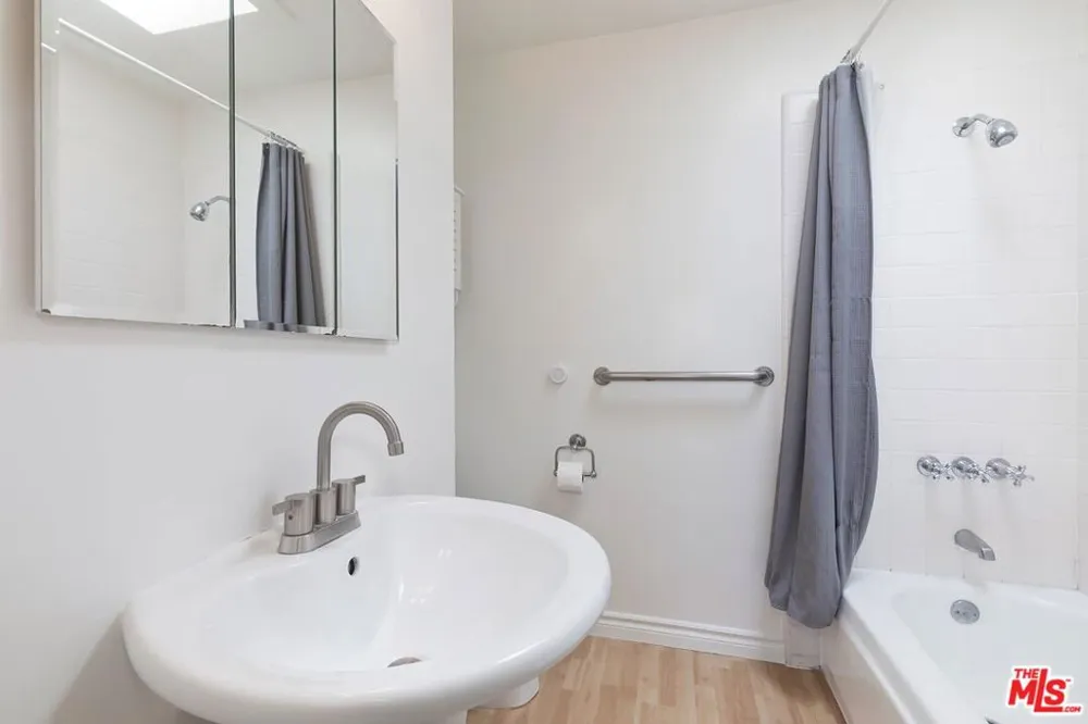 710 Pier Avenue #1 Santa Monica, CA 90405