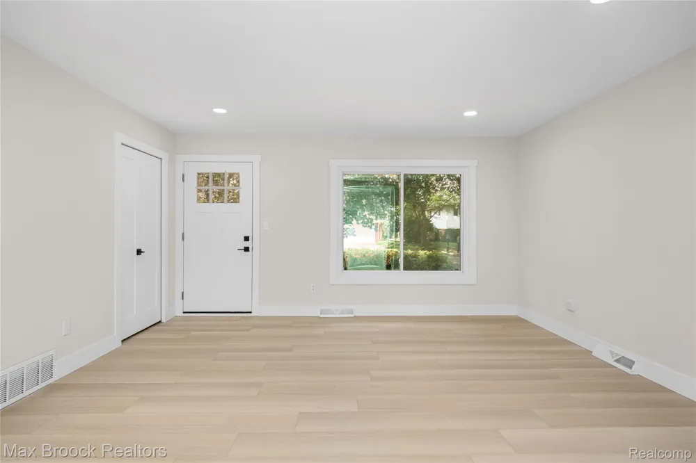 8735 Ringwood Drive Commerce Charter Township, MI 48382